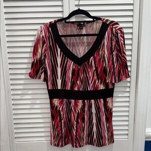 East 5th Black and Red Graphic Fitted Short Sleeve Blouse